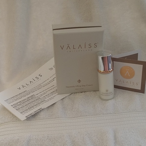 valaiss eye serum